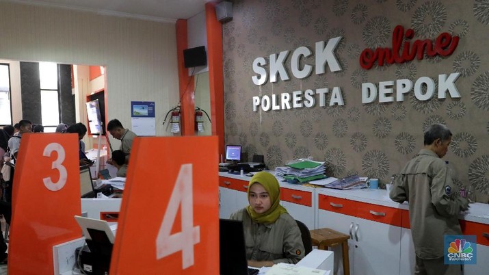 Demi jadi PNS Warga Ngantri Membludak Bikin SKCK Ratusan pemohon Surat Keterangan Catatan Kepolisian (SKCK) memadati kantor Satuan Intelejen dan Keamanan (Sat Intelkam) Polres Depok di Jl. Margonda Raya, Depok Rabu (26/9/2018). Meski sudah dibuka pendaftaran Calon Pegawai Negeri Sipil (CPNS) atau Aparatur Sipil Negara (ASN) pada hari ini (26/9/2018) banyak para calon pemohon untuk mengantri rela berjam-jam. Pantauan CNBC Indonesia, mereka mengantri di depan Satintelkam. Sebagian lagi, terlihat mengisi formulir di belakang Gedung Satlantas Polrestabes Depok. Umumnya, mereka datang sedari pagi. Selain itu, kantor pelayanan juga menambah jam pelayanan. Biasanya ditutup hingga pukul 15.00 Wib, namun kini tutup pukul 16.00 Wib. (CNBC Indonesia/Muhammad Sabki)