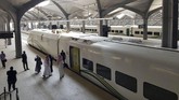 Para penumpang menaiki kereta cepat di stasiun KAEC di kota King Abdullah Economic, dekat Jeddah. (REUTERS/Stephen Kalin)