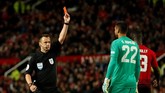 Manchester United kemudian dalam bahaya setelah Sergio Romero terkena kartu merah di menit ke-67. (Reuters/Andrew Boyers)