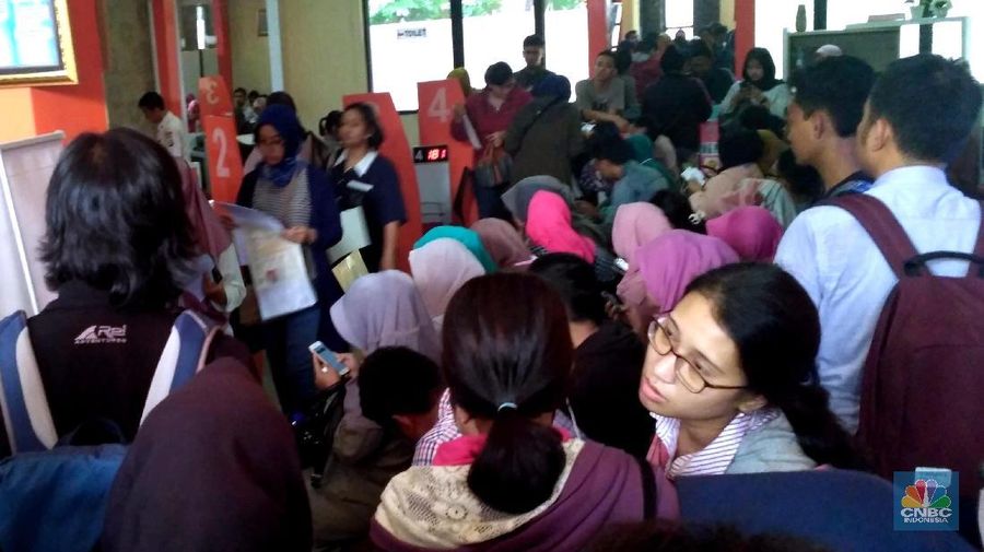 Demi memenuhi persyaratan pendaftaran Calon Pegawai Negeri Sipil (CPNS) para calon pemohon rela mengantre berjam-jam.