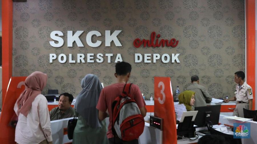 Demi memenuhi persyaratan pendaftaran Calon Pegawai Negeri Sipil (CPNS) para calon pemohon rela mengantre berjam-jam.