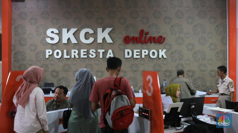 Demi memenuhi persyaratan pendaftaran Calon Pegawai Negeri Sipil (CPNS) para calon pemohon rela mengantre berjam-jam.