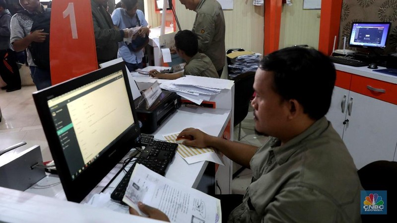 Demi memenuhi persyaratan pendaftaran Calon Pegawai Negeri Sipil (CPNS) para calon pemohon rela mengantre berjam-jam.