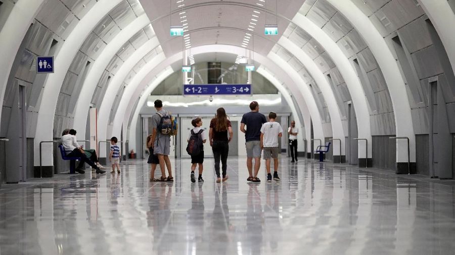 Proyek senilai US$2 miliar itu memotong waktu perjalanan dari pusat Yerusalem ke bandara sekitar 20 menit.