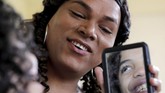 Menurut pengakuannya, ia menjadi gay hingga usia 28 tahun hingga akhirnya menyadari bahwa ia adalah seorang transgender.