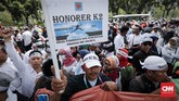 Ratusan pegawai honorer yang tergabung dalam Forum Honorer Kategori 2 DKI Jakarta melakukan aksi damai di depan Balaikota, Jakarta, Rabu, (26/9). Pada hari yang sama, pendaftaran di situs seleksi CPNS 2018 yang dikelola BKN bisa diakses masyarakat. (CNNIndonesia/Safir Makki)