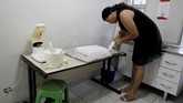 Menurutnya, saat bertransformasi menjadi transgender ia banyak mengalami kesulitan dengan rekan kerjanya, tapi tidak dengan murid-muridnya.