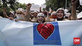 Ratusan pegawai honorer yang tergabung dalam Forum Honorer Kategori 2 DKI Jakarta melakukan aksi damai di depan Balaikota, Jakarta, Rabu, (26/9). Mereka menuntut Pemprov DKI Jakarta mengeluarkan SK Gubernur untuk honorer K2 menjadi pegawai tetap yang sudah bekerja lebih dari 10 tahun. (CNNIndonesia/Safir Makki)