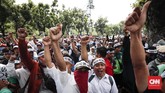 Ratusan pegawai honorer yang tergabung dalam Forum Honorer Kategori 2 DKI Jakarta melakukan aksi damai di depan Balaikota, Jakarta, Rabu, (26/9). Mereka juga menuntut Pemprov DKI Jakarta meningkatkan kesejahteraannya. (CNNIndonesia/Safir Makki)