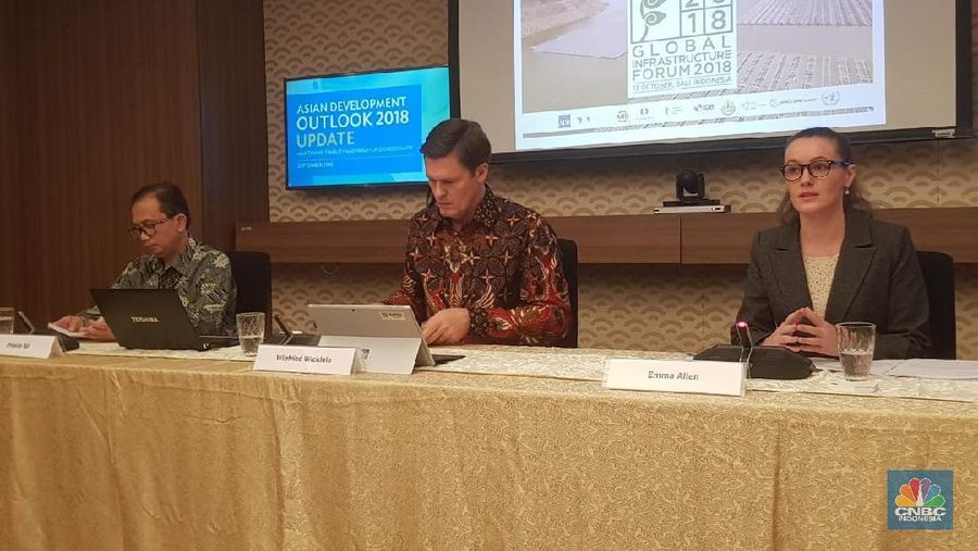 Ekonomi Indonesia dapat kembali tumbuh di atas 6% bila pemerintah dapat memfokuskan diri pada tiga hal penting, kata ekonom Asian Development Bank (ADB).