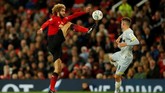 Manchester United berusaha keras mencari gol penyama kedudukan di sisa waktu yang ada. (Reuters/Andrew Boyers)