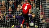 Tersingkirnya Manchester United akhirnya terjadi setelah Phil Jones gagal mencetak gol. Manchester United kalah 7-8 dari Derby County. (Reuters/Andrew Boyers)