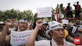 Pada satu kesempatan, Kepala BKN Bima Haria Wibisna menjelaskan PPPK memiliki hak keuangan yang sama dengan PNS. Hal yang membedakan hanya hak uang pensiun dan evaluasi kontrak tiap tahun. (CNNIndonesia/Safir Makki)
