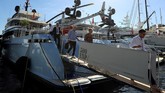 Kebanyakan yacht pribadi memiliki panjang sekitar 7-14 meter, biaya pembuatan dan perawatan yacht tergantung dari besarnya kapal. (AFP PHOTO / VALERY HACHE)