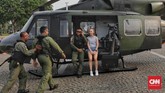 Sejumlah warga mengambil foto di arena pameran alutsista. Tak hanya itu, warga juga menjajal sejumlah senjata seperti senapan saat pameran. (CNNIndonesia/Adhi Wicaksono)