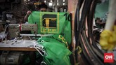 Para pekerja bekerja keras menyelesaikan ribuan pesanan kaos dan bendera yang akan digunakan untuk kampanye nanti. Ajang pilkada dan pilpres merupakan berkah bagi pelaku industri sablon. (CNNIndonesia/Safir Makki)