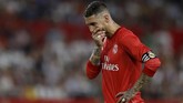 Kapten Real Madrid Sergio Ramos meratapi kekalahan menyedihkan Real Madrid dari Sevilla. Meski demikian, Los Blancos masih tetap berada di posisi kedua klasemen dan hanya kalah selisih gol dari Barcelona. (REUTERS/Marcelo Del Pozo)