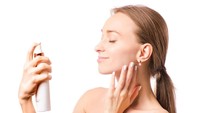 Makeup Auto Awet Seharian? Ini Alasan Setting Spray dari MAC Jadi Andalan MUA 