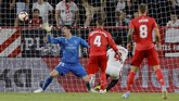 Hasil negatif juga dialami Real Madrid yang menuai kekalahan 0-3 dari Sevilla di Stadion Ramon Sanchez Pizjuan. (REUTERS/Marcelo Del Pozo)