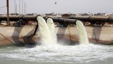 Fasilitas itu telah berubah seperti tangki septik yang bau. Bau itu diperparah dengan cuaca panas gurun pasir. (REUTERS/Alaa al-Marjani)