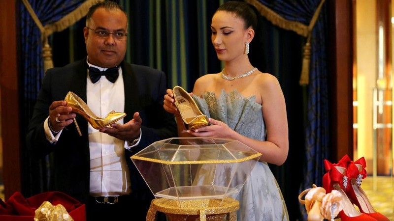 Sepatu yang bernama Passion Diamond Shoes tersebut diklaim menjadi sepatu temahal di dunia.