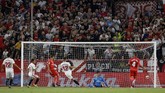 Kiper utama Real Madrid Thibaut Cortois harus memungut bola dari gawangnya sebanyak tiga kali. Ini menjadi kekalahan perdana sekaligus terbesar bagi Los Blancos musim ini. (REUTERS/Marcelo Del Pozo)