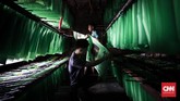 Bendera yang telah disablon kemudian dijemur beberapa jam. Masa kampanye Pemilu 2019 akan dilaksanakan mulai tanggal 23 September 2018 hingga 13 April 2019.(CNNIndonesia/Safir Makki)