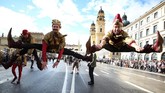 Orang-orang mengenakan busana bertemakan sejarah ketika mengikuti parade Oktoberfest di Munich, Jerman. (REUTERS/Michael Dalder)