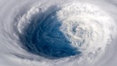 Topan super Trami yang bergerak ke arah Jepang terlihat dari stasiun luar angkasa internasional. (ESA/NASA-A.Gerst/via REUTERS)