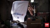 Biasanya pemesan langsung menghubungi pelaku industri sablon melalui telepon maupun pesan singkat. Jika sudah cocok kualitas pembuatan dan harga, pemilik usaha sablon langsung mengerjakan pesanan. (CNNIndonesia/Safir Makki)