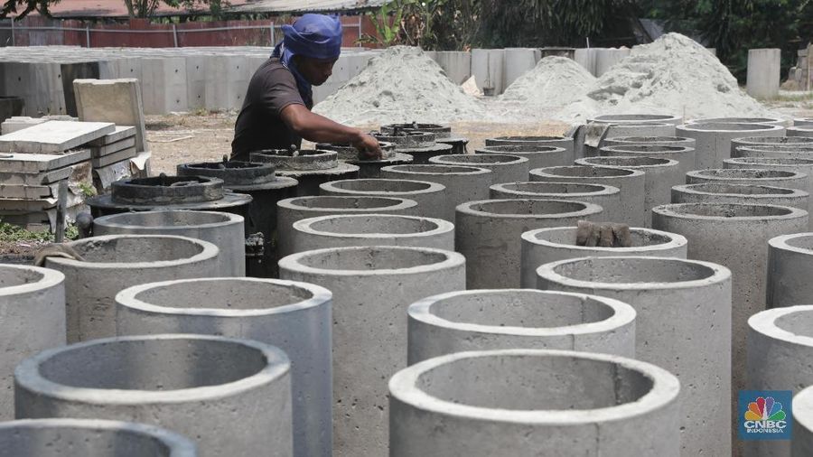 Pekerja menyelesaikan beton saluran air di pembuatan beton lokal di Ciseeng, Bogor, Kamis (27/9). mengantisipasi tekanan dollar terhadap rupiah, Perusahaan konstruksi berencana mengurangi jumlah impor bahan baku tahun depan. (CNBC Indonesia/Muhammad Sabki)
