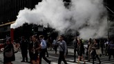 Kabut panas terlihat di udara ketika orang-orang menyebrang di jalanan Manhattan, New York, Amerika Serikat. (REUTERS/Carlos Barria)