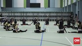 Atlet bola voli duduk Asian Para Games Indonesia berlatih di Gelora Bung Karno Arena, Jakarta (27/9). Timnas putra menargetkan dapat lolos semifinal, sedangkan tim putri meraih perunggu. (CNN Indonesia/ Hesti Rika)