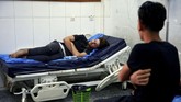 Puluhan warga sempat dirawat di rumah sakit akibat meminum air yang terpolusi air garam yang merembes ke dalam air tanah mereka di Basra. (REUTERS/Alaa al-Marjani)