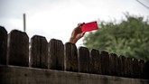 Sebelum digelarnya ajang di Del Rio, Texas, Amerika Serikat, seorang perwakilan Beto O'Rourke mengambil foto dengan kamera teleponnya (REUTERS/Sergio Flores)