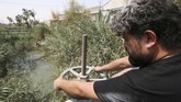 Polusi air sungai itu naik empat kali lipat dalam 10 tahun terakhir. (REUTERS/Essam al-Sudani)