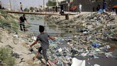 Tapi sekarang perlahan penduduk kota yang kaya air itu kian kehausan akibat polusi air yang menyebabkan air kota terlalu berbahaya untuk diminum. (REUTERS/Alaa al-Marjani)