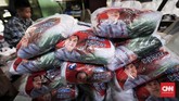 Mendekati masa kampanye, pesanan kaos dan bendera kampanye semakin banyak. Kaos pesanan dari kandidat caleg maupun capres cawapres biasanya dibagi-bagikan saat kampanye terbuka. (CNNIndonesia/Safir Makki)