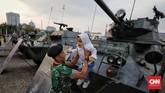 Sejumlah alutsista milik TNI dipamerkan. Di antaranya adalah Barracuda, Panser V-150 Intai, Panser V-150 AP, Panser V-150 Commando, Panser V-150 Canon, Tank Scorpion, Tank Stormer APC, Tank Stormer Komando, Tank Recovery, Microlight Trike, Atlas Firing Unit. (CNN Indonesia/Adhi Wicaksono)