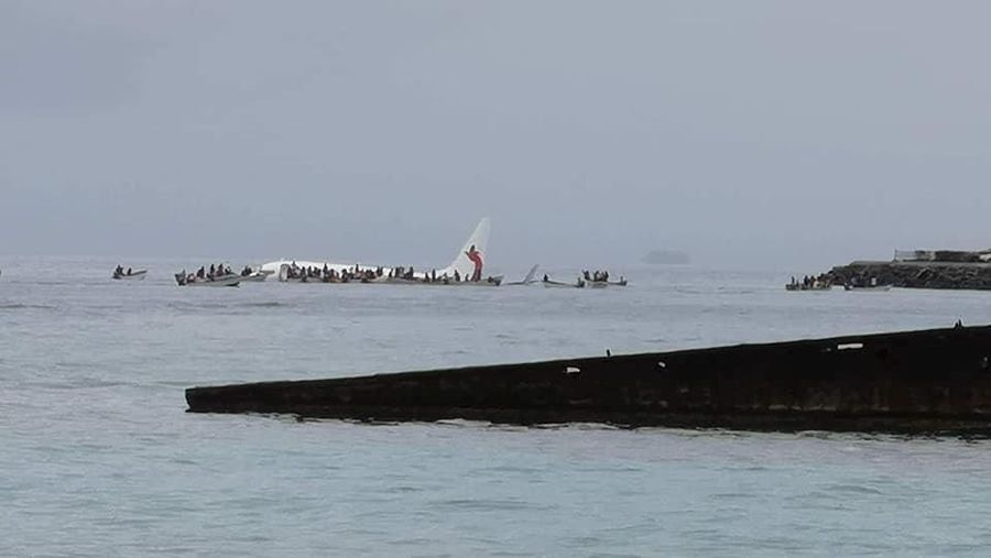 Penumpang diselamatkan dengan perahu.