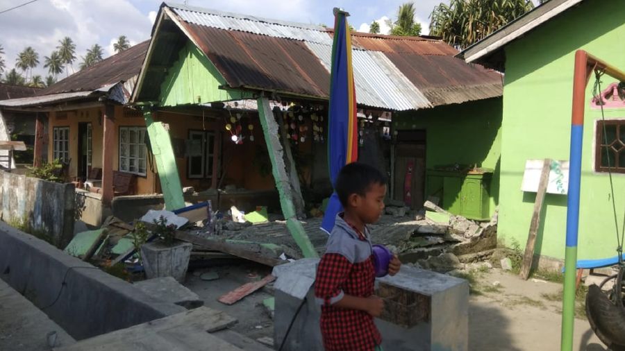 Hal itu merupakan dampak dari gempa berkekuatan 7,7 SR yang terjadi pada pukul 17:02:44 WIB.