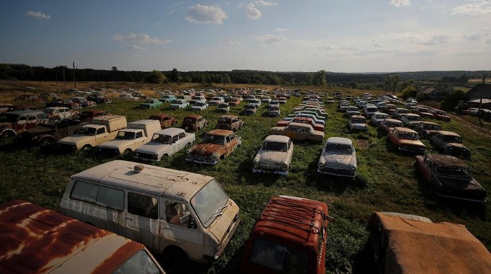 Kuburan mobil klasik A cat sits in front of a retro car owned by retired mechanic Mikhail Krasinets at an open-air museum of Soviet-era vehicles in the village of Chernousovo, Tula region, Russia August 28, 2018. Picture taken August 28, 2018. REUTERS/Maxim Shemetov TPX IMAGES OF THE DAY