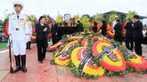 Vietnam menggelar upacara emosional untuk mengantar Presiden Tran Dai Quang ke tempat peristirahatan terakhirnya di Hanoi. (Nhan Sang/VNA/Handout via Reuters)