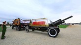 Jasadnya dibawa di dalam peti merah berlapis kaca yang diangkut menggunakan mobil militer, lengkap dengan meriam di belakangnya. (Le Quang Quyet/VNA/Handout via Reuters)