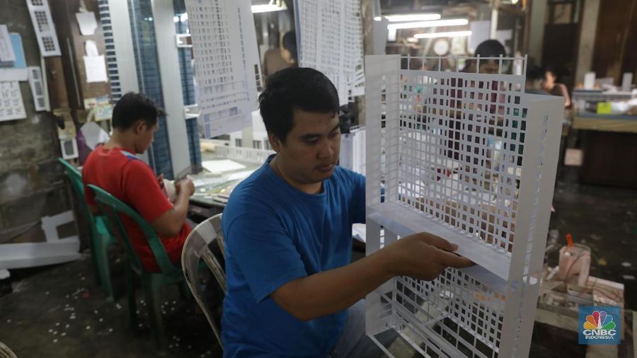 Seorang pekerja pembuat maket properti gedung di Architeka Raya Studio Tangerang Selatan, Banten, Jumat (28/9). Biaya pembuatan maket arsitektural bangunan berkisar Rp8 juta-Puluhan juta tergantung dari ukuran skala bangunan asli dan tingkat kesulitannya. Bahan yang digunakan menggunakan bahan PVC ackrilic. Seiring pertumbuhan ekonomi di Jabodetabek dan bangunan gedung serta perumahan, permintaan maket di lokasi tersebut meningkat. CNBC Indonesia/Muhammad Sabki)