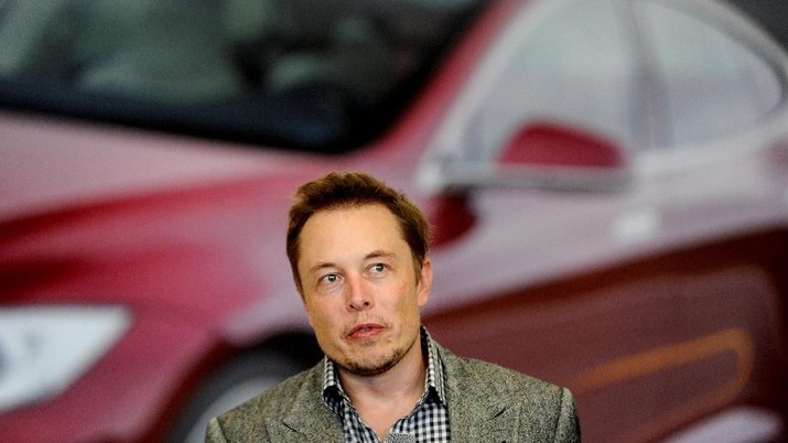 FILE PHOTO: Tesla Chief Executive Office Elon Musk speaks at his company's factory in Fremont, California, U.S., June 22, 2012.   REUTERS/Noah Berger/File Photo