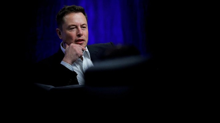 FILE PHOTO: Tesla Motors CEO Elon Musk speaks during the National Governors Association Summer Meeting in Providence, Rhode Island, U.S., July 15, 2017. REUTERS/Brian Snyder/File Photo