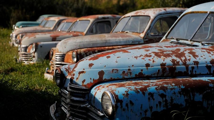 Di desa terpencil Chernousovo, pensiunan mekanik Mikhail Krasinets mempunyai lebih dari 300 mobil-mobil era-perang.