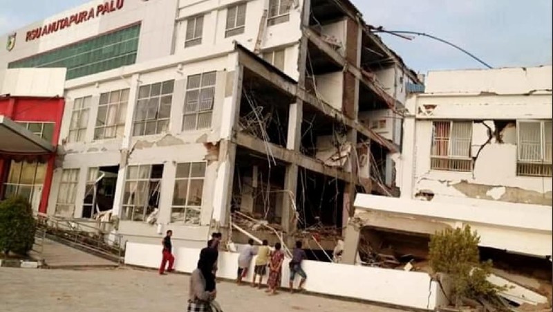 Beberapa korban meninggal ditemukan akibat gempa dan diterjang tsunami.