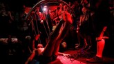 Di China ada atraksi seni gerak tubuh berupa menggantung orang-orang yang memiliki tindikan ekstrem. (REUTERS/Aly Song)